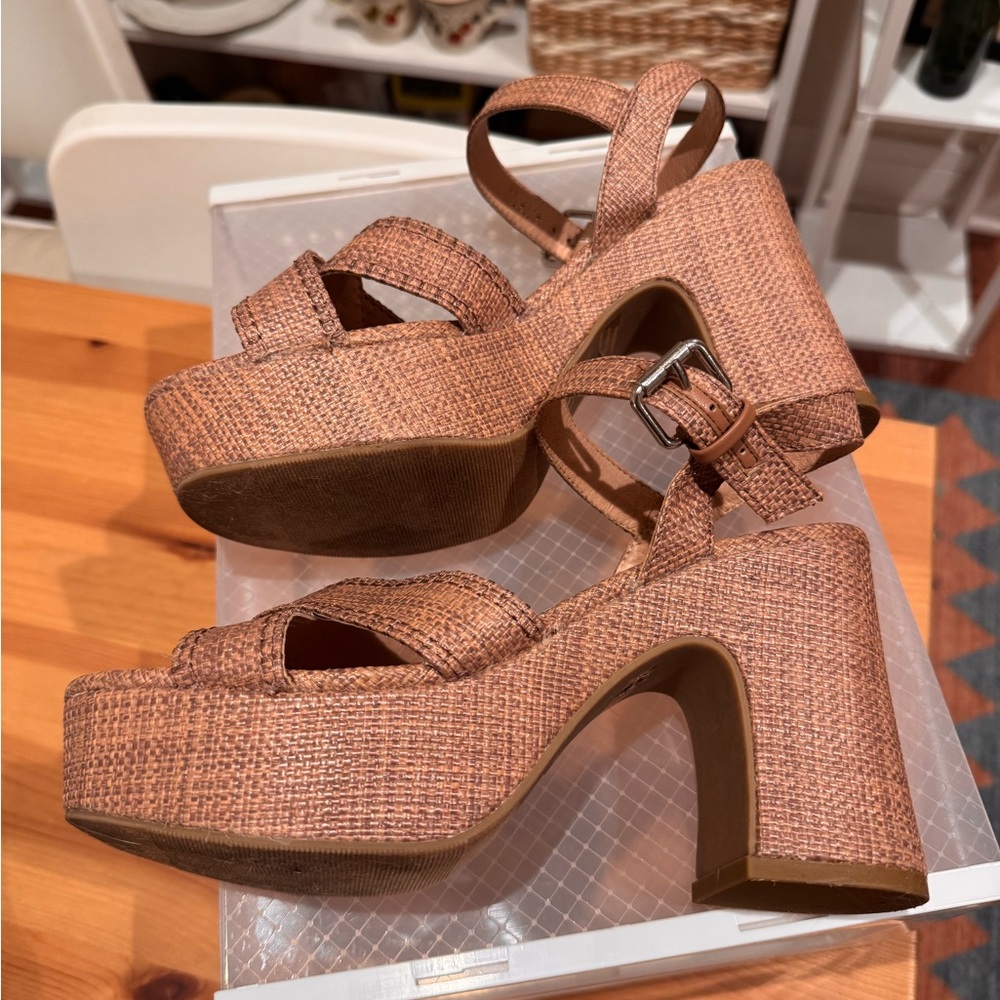 Dolce Vita Platform Sandle Beige